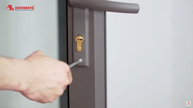 Thay ổ khoá cửa nhôm chính hãng sevendays bền bỉ với chi phí hợp lý