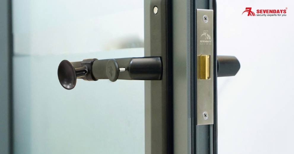 Có nên lắp khóa không chìa cho cửa nhôm không?
