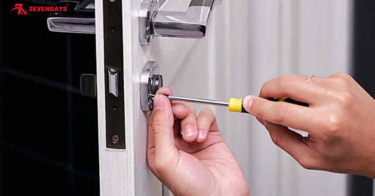 Khóa cửa nhôm Xingfa bị kẹt, khó mở? Cách mở nhanh tại nhà và giải pháp chính hãng Sevendays