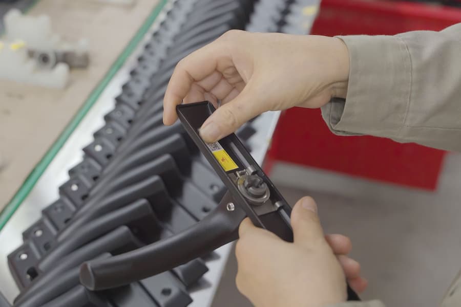 Quy trình sản xuất phụ kiện cửa nhôm đạt chuẩn chất lượng Quy trình sản xuất phụ kiện cửa nhôm đạt chuẩn chất lượng
