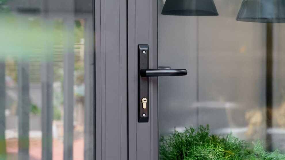 7 sai lầm khi chọn phụ kiện cửa nhôm khiến bạn tốn tiền oan 7 sai lầm khi chọn phụ kiện cửa nhôm khiến bạn tốn tiền oan